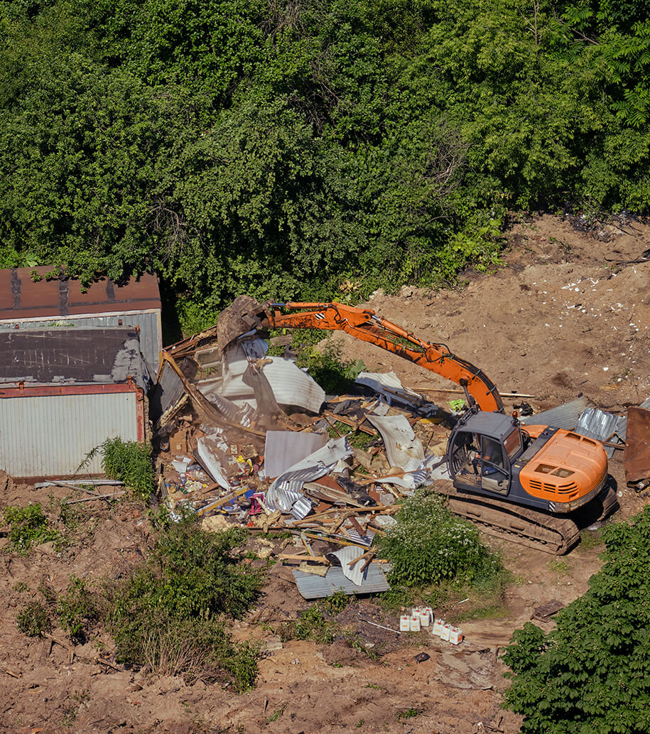 Bagger führt Abbrucharbeiten durch