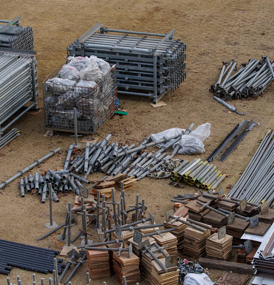 Bauarbeit_Materialien auf einem Platz mit Sand