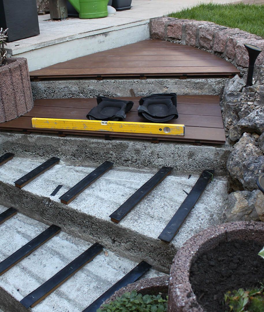 Werkzeugmaterialien liegen auf einer Treppe im Garten