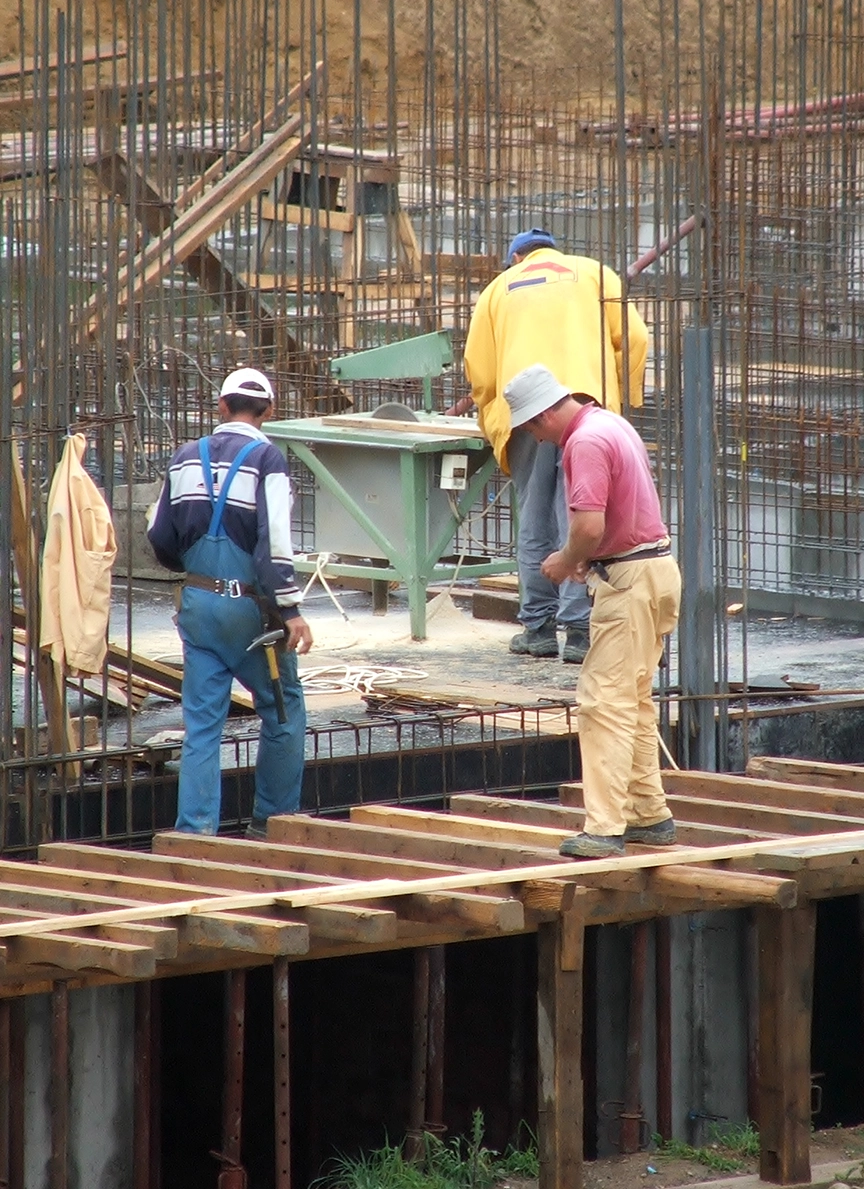 Arbeiter arbeiten an einer Baustelle