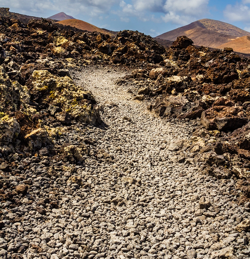 Steiniger und sandiger Wanderweg